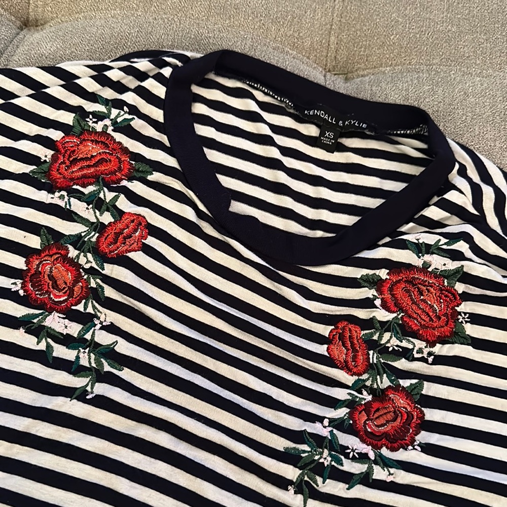 KENDALL & KYLIE FLORAL STRIPE T SHIRT